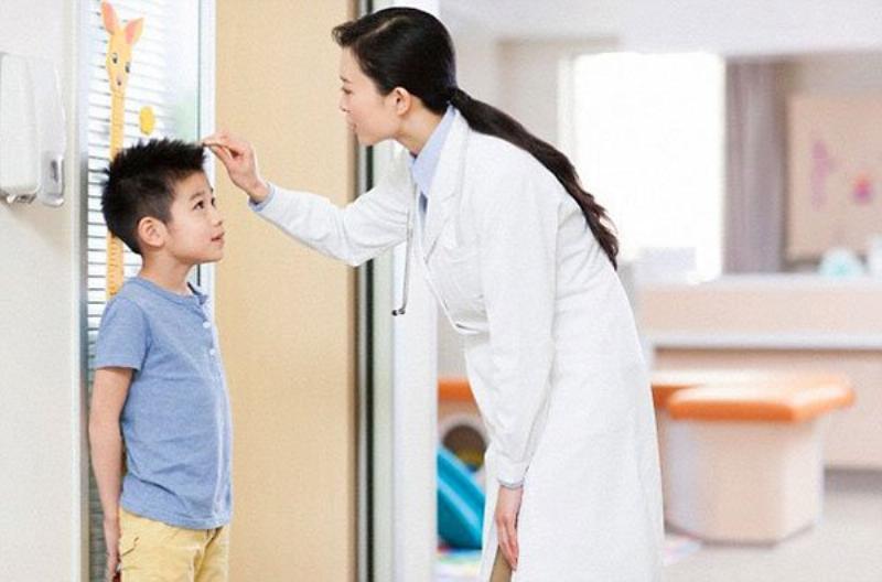Dấu hiệu nhận biết trẻ sơ sinh thiếu kẽm, bao gồm chậm tăng trưởng, biếng ăn, rụng tóc và ốm vặt liên tục